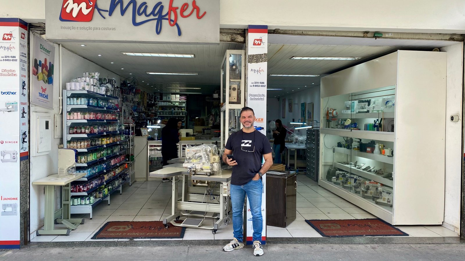 Dono da MaqFer na fachada da loja — venha conhecer nossas máquinas e peças.